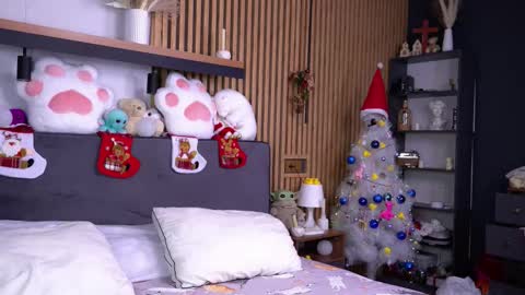 Snapshot of polly_bee chatting on 11/27/25, 08:05 Polly online show from 11/27/25, 08:05