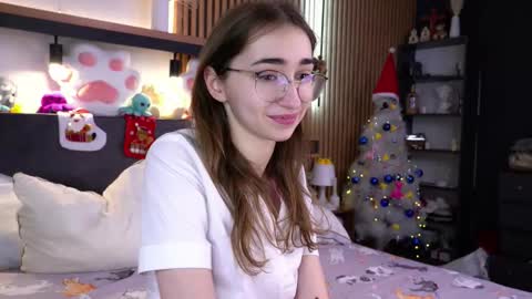 Snapshot of polly_bee chatting on 11/28/25, 07:22 Polly online show from 11/28/25, 07:22