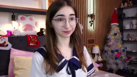 Snapshot of polly_bee chatting on 12/14/25, 07:36 Polly online show from 12/14/25, 07:36