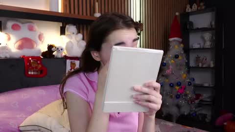 Snapshot of polly_bee chatting on 12/15/25, 07:34 Polly online show from 12/15/25, 07:34