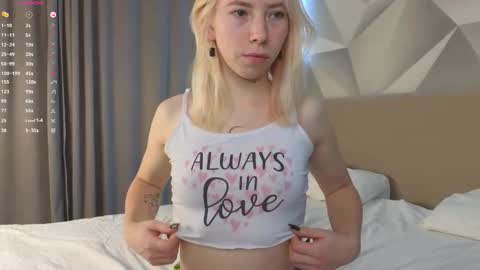 Snapshot of pollybun chatting on 12/14/25, 04:23 Anna online show from 12/14/25, 04:23