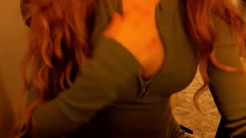 Snapshot of poppybloopy chatting on 10/22/25, 06:18 April online show from 10/22/25, 06:18