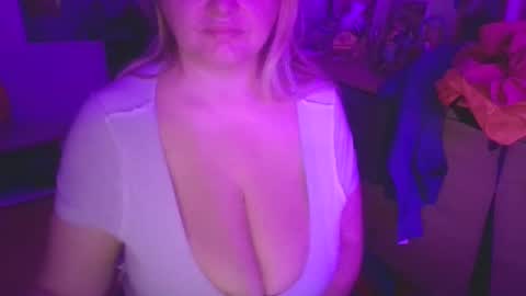 Snapshot of pornbusty chatting on 12/16/25, 06:18 MelissOfficial online show from 12/16/25, 06:18