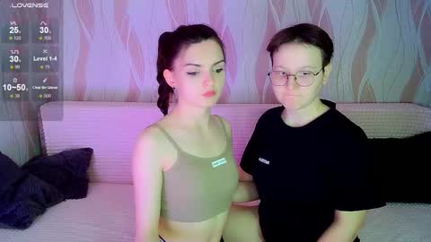 Snapshot of pornostendup chatting on 10/03/25, 08:06 Ana and Tati online show from 10/03/25, 08:06