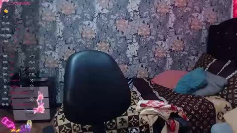Snapshot of pretty_cristal22 chatting on 04/17/26, 10:35 pretty_cristal22 online show from 04/17/26, 10:35