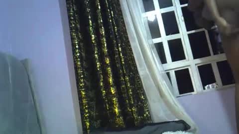 pretty_daniella online show from 10/31/25, 04:08