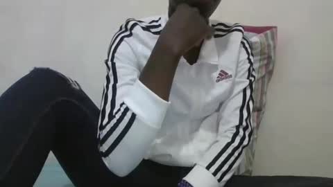 Snapshot of pretty_petite_ebony chatting on 12/17/24, 12:00 pretty_petite_ebony online show from 12/17/24, 12:00