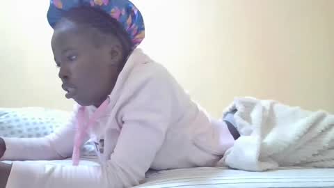 Snapshot of pretty_petite_ebony chatting on 12/25/24, 08:39 pretty_petite_ebony online show from 12/25/24, 08:39