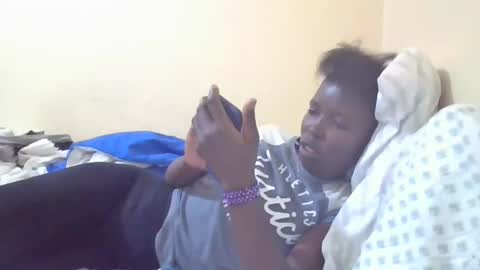 Snapshot of pretty_petite_ebony chatting on 01/11/25, 02:20 pretty_petite_ebony online show from 01/11/25, 02:20