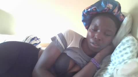 Snapshot of pretty_petite_ebony chatting on 01/11/25, 02:15 pretty_petite_ebony online show from 01/11/25, 02:15