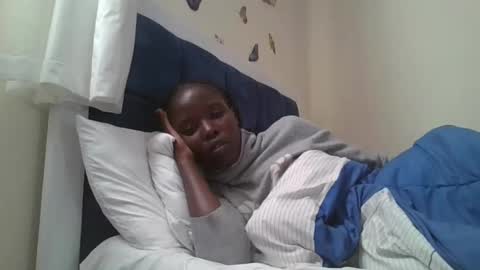 Snapshot of pretty_petite_ebony chatting on 09/21/25, 02:29 pretty_petite_ebony online show from 09/21/25, 02:29