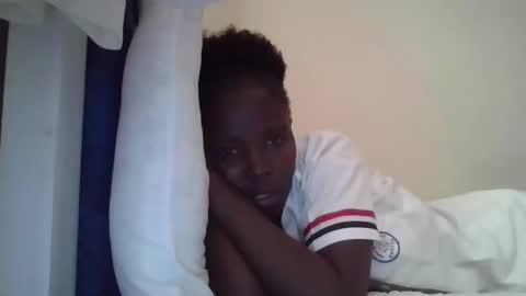 Snapshot of pretty_petite_ebony chatting on 10/16/25, 08:59 pretty_petite_ebony online show from 10/16/25, 08:59