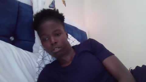 Snapshot of pretty_petite_ebony chatting on 10/18/25, 07:31 pretty_petite_ebony online show from 10/18/25, 07:31