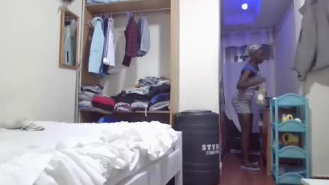 Snapshot of pretty_petite_ebony chatting on 10/18/25, 07:36 pretty_petite_ebony online show from 10/18/25, 07:36