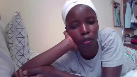 Snapshot of pretty_petite_ebony chatting on 10/19/25, 01:56 pretty_petite_ebony online show from 10/19/25, 01:56