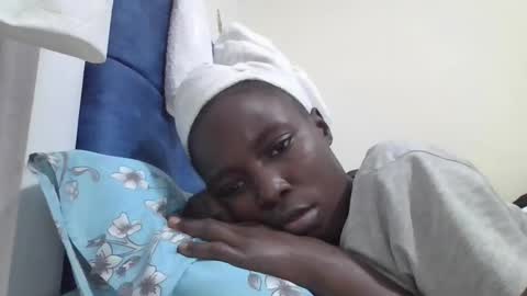 Snapshot of pretty_petite_ebony chatting on 10/21/25, 04:30 pretty_petite_ebony online show from 10/21/25, 04:30