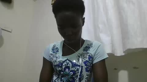 Snapshot of pretty_petite_ebony chatting on 10/29/25, 10:00 pretty_petite_ebony online show from 10/29/25, 10:00