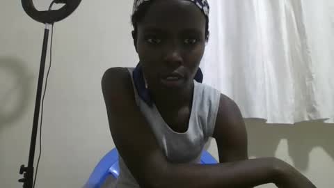 Snapshot of pretty_petite_ebony chatting on 11/01/25, 05:37 pretty_petite_ebony online show from 11/01/25, 05:37