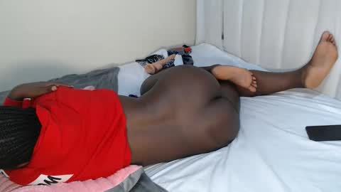 Snapshot of pretty_pussy2 chatting on 11/19/25, 04:01 Essy online show from 11/19/25, 04:01