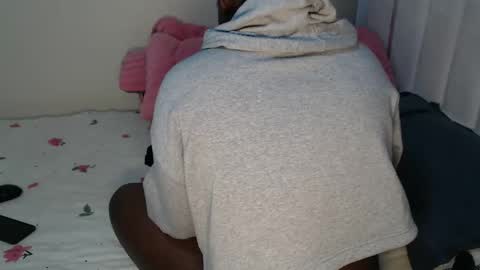 Snapshot of pretty_pussy2 chatting on 12/15/25, 01:32 Essy online show from 12/15/25, 01:32