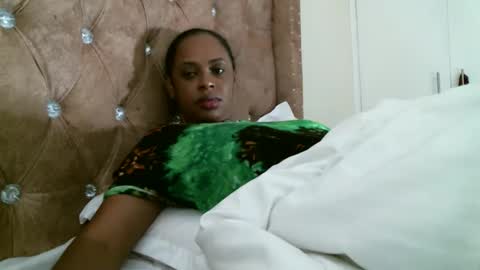 Snapshot of pretty_zii chatting on 10/13/25, 03:50 zii online show from 10/13/25, 03:50