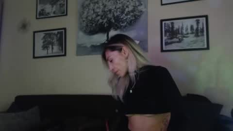 Snapshot of prettyalmaa chatting on 03/01/25, 04:00 Alma online show from 03/01/25, 04:00