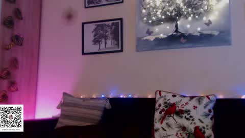 Snapshot of prettyalmaa chatting on 12/14/25, 06:45 Alma online show from 12/14/25, 06:45