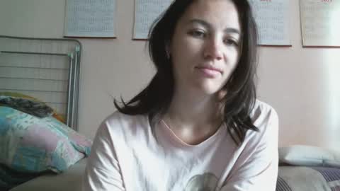 Snapshot of prettybella_7 chatting on 09/21/25, 04:47 Bella online show from 09/21/25, 04:47