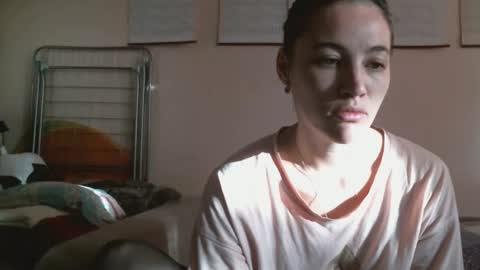 Snapshot of prettybella_7 chatting on 10/11/25, 04:22 Bella online show from 10/11/25, 04:22