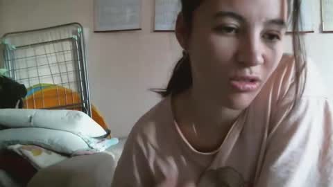 Snapshot of prettybella_7 chatting on 10/15/25, 04:56 Bella online show from 10/15/25, 04:56