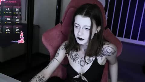 Snapshot of prettybones chatting on 10/13/25, 08:53 Violet online show from 10/13/25, 08:53