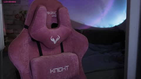 Snapshot of prettybones chatting on 12/15/25, 01:43 Violet online show from 12/15/25, 01:43