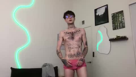 Snapshot of prettyboyszn chatting on 12/19/25, 03:46 pretty boy online show from 12/19/25, 03:46