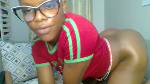 Snapshot of prettyela chatting on 04/19/26, 12:54 PrettyEla online show from 04/19/26, 12:54