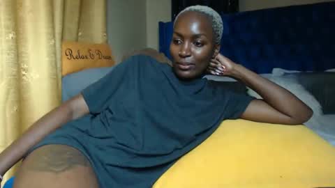 Snapshot of prettyquee chatting on 03/05/25, 08:21 sasha online show from 03/05/25, 08:21