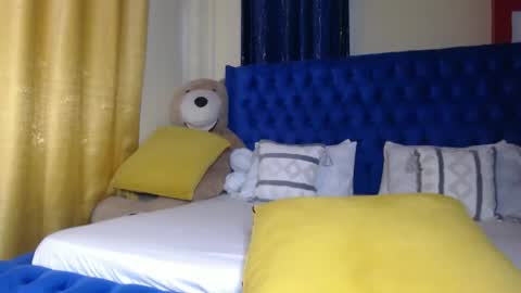 Snapshot of prettyquee chatting on 11/15/25, 09:39 sasha online show from 11/15/25, 09:39