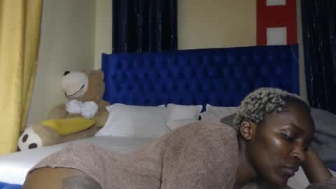 Snapshot of prettyquee chatting on 11/27/25, 07:05 sasha online show from 11/27/25, 07:05