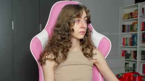 Snapshot of prettysomething chatting on 11/04/25, 01:43 Sophie next stream will be at Monday i will wait you guys online show from 11/04/25, 01:43