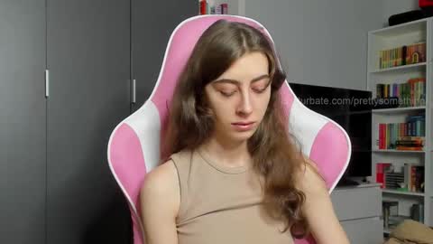 Snapshot of prettysomething chatting on 11/14/25, 07:07 Sophie next stream will be at Monday i will wait you guys online show from 11/14/25, 07:07