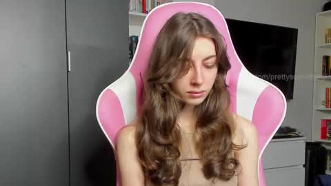Snapshot of prettysomething chatting on 12/02/25, 08:52 Sophie next stream will be at Monday i will wait you guys online show from 12/02/25, 08:52