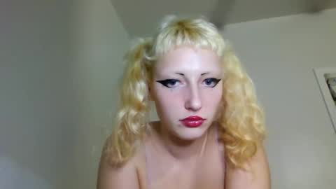 Snapshot of prettyunicorn555 chatting on 12/02/24, 01:58 Dahlia online show from 12/02/24, 01:58