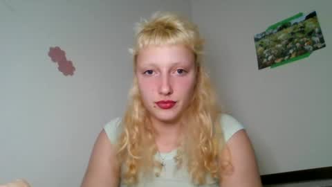 Snapshot of prettyunicorn555 chatting on 12/05/24, 12:41 Dahlia online show from 12/05/24, 12:41