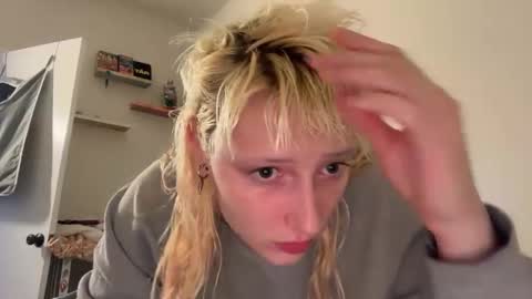 Snapshot of prettyunicorn555 chatting on 01/27/25, 03:47 Dahlia online show from 01/27/25, 03:47