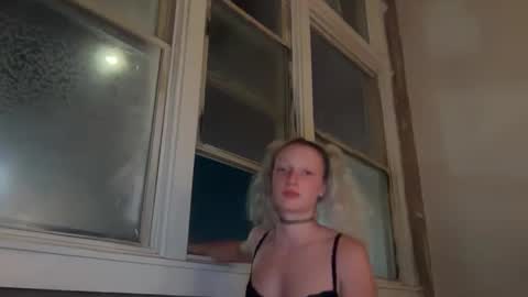 Snapshot of prettyunicorn555 chatting on 09/28/25, 01:22 Dahlia online show from 09/28/25, 01:22