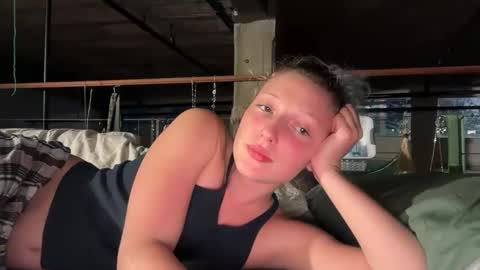 Snapshot of prettyunicorn555 chatting on 10/26/25, 05:46 Dahlia online show from 10/26/25, 05:46