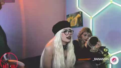 Snapshot of princesita_valija chatting on 10/20/25, 04:02 Beth   online show from 10/20/25, 04:02