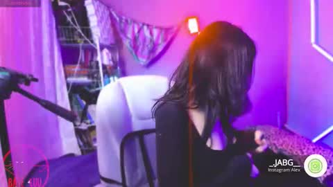 Snapshot of princesita_valija chatting on 10/24/25, 01:24 Beth   online show from 10/24/25, 01:24