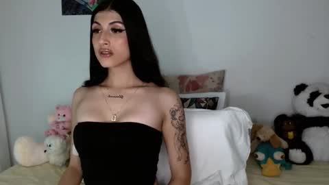 Snapshot of princess_ofyourdreams chatting on 11/11/25, 04:45 Sophie online show from 11/11/25, 04:45