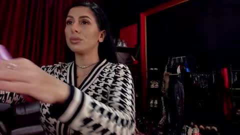 Snapshot of puffy_love chatting on 12/15/25, 06:12 MissPuffyLove online show from 12/15/25, 06:12