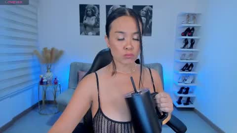 Pui Yeee  online show from 07/24/26, 11:47